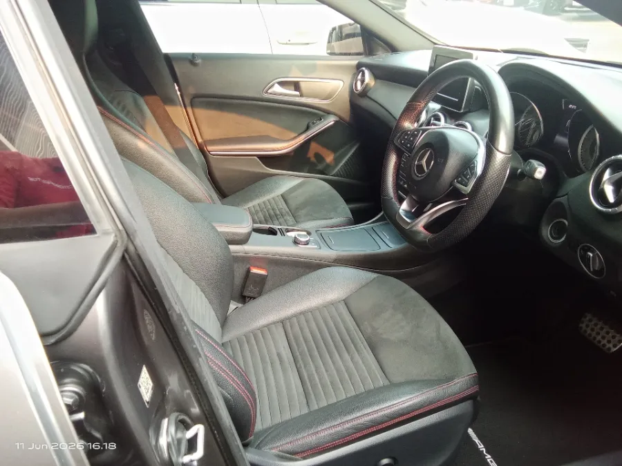 Foto Mobil Bekas Kabin Depan Mercedes-Benz CLA200 1.6 tahun 2015