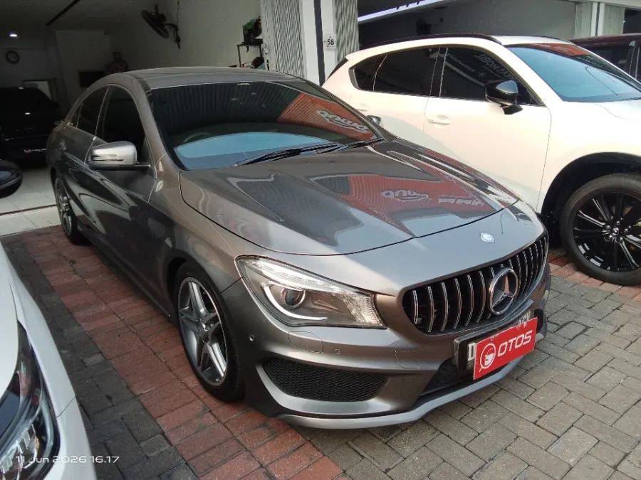 Foto Mobil Bekas Kanan Depan Mercedes-Benz CLA200 1.6 tahun 2015