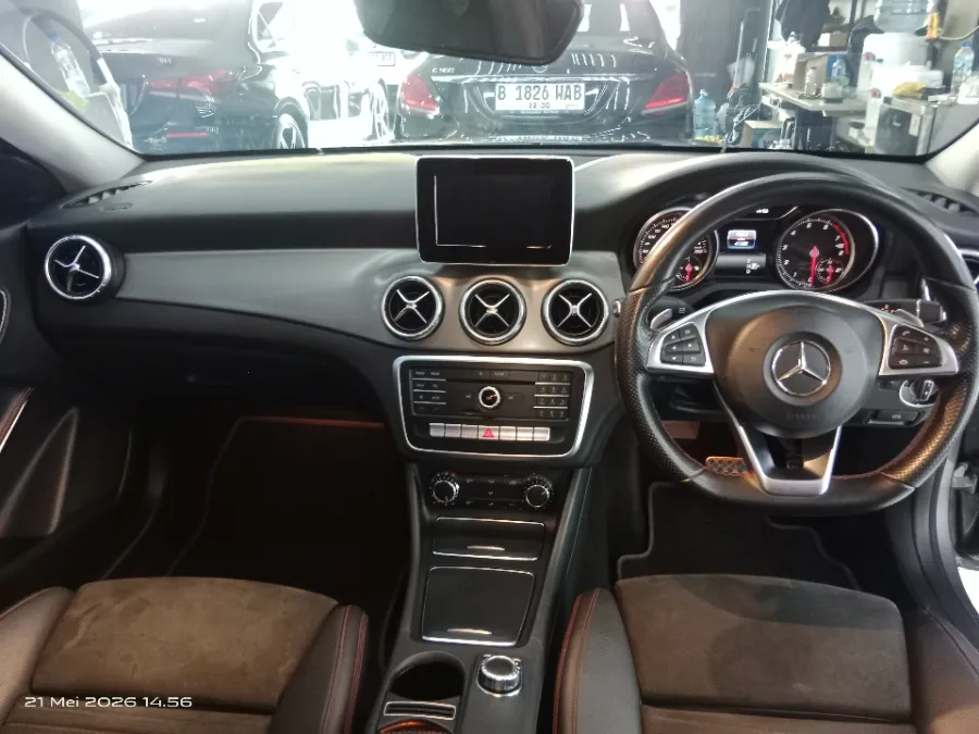 Foto Mobil Bekas Dashboard Mercedes-Benz CLA200 1.6 tahun 2017