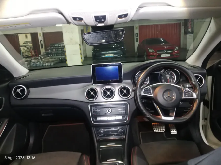 Foto Mobil Bekas Dashboard Mercedes-Benz CLA200 1.6 tahun 2017