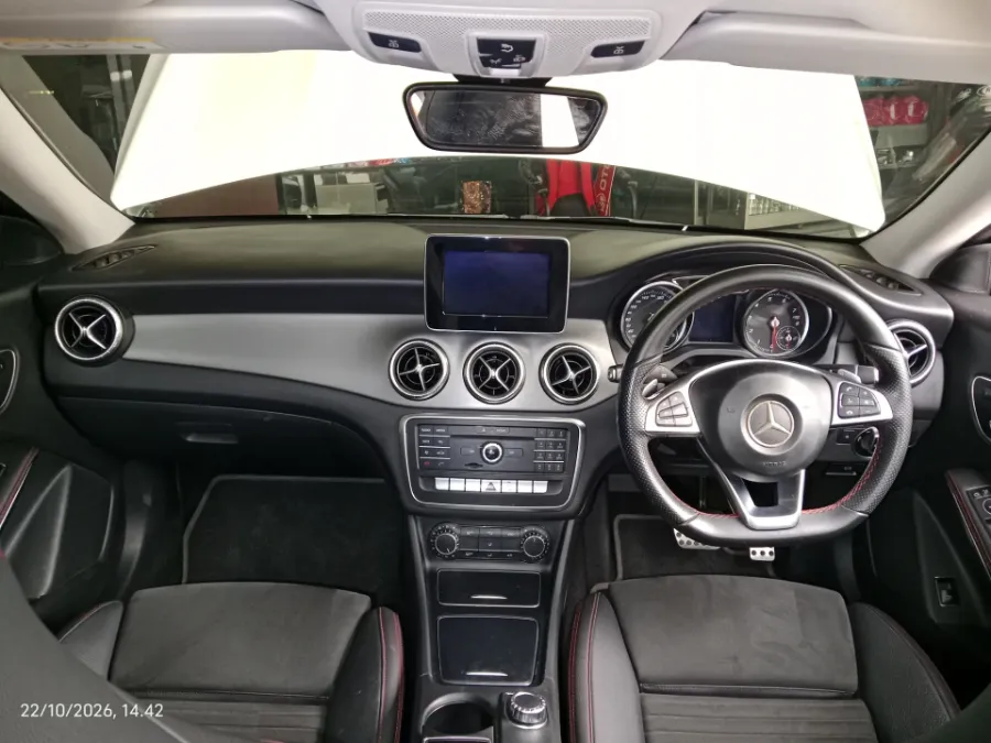 Foto Mobil Bekas Dashboard Mercedes-Benz CLA200 1.6 tahun 2017