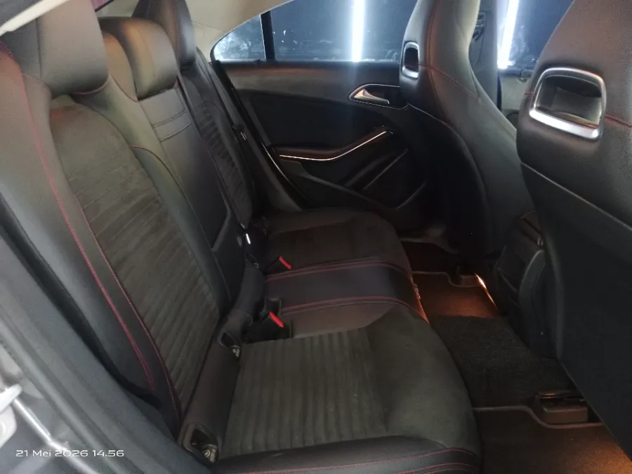 Foto Mobil Bekas Kabin Belakang Mercedes-Benz CLA200 1.6 tahun 2017