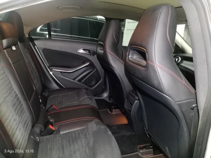Foto Mobil Bekas Kabin Belakang Mercedes-Benz CLA200 1.6 tahun 2017