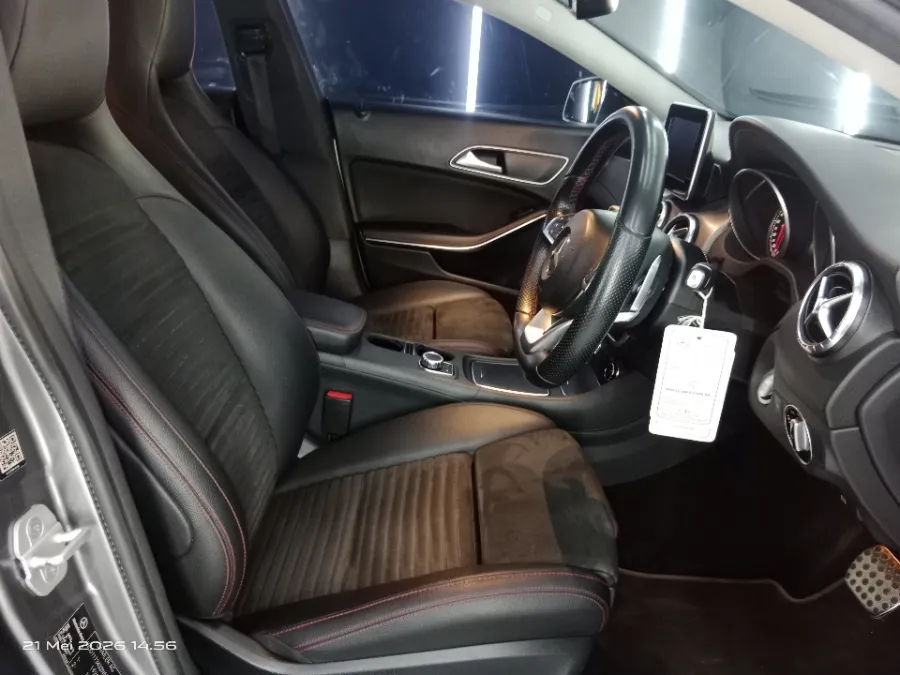 Foto Mobil Bekas Kabin Depan Mercedes-Benz CLA200 1.6 tahun 2017