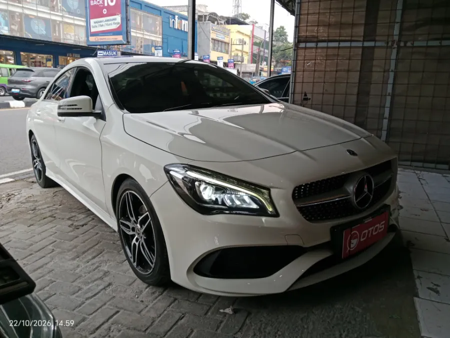 Foto Mobil Bekas Kanan Depan Mercedes-Benz CLA200 1.6 tahun 2017