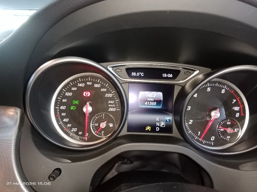 Foto Mobil Bekas Odometer Mercedes-Benz CLA200 1.6 tahun 2017