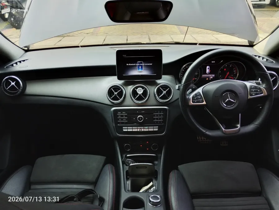 Foto Mobil Bekas Dashboard Mercedes-Benz CLA200 1.6 tahun 2018