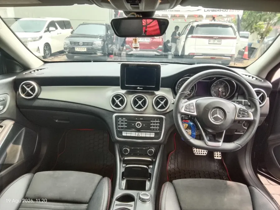 Foto Mobil Bekas Dashboard Mercedes-Benz CLA200 1.6 tahun 2018