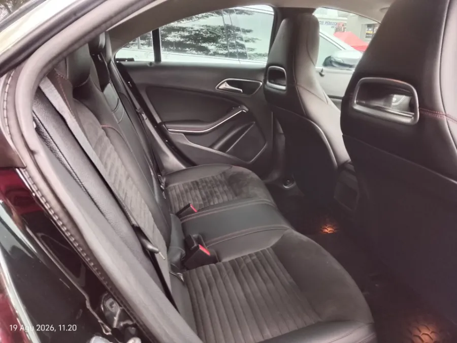 Foto Mobil Bekas Kabin Belakang Mercedes-Benz CLA200 1.6 tahun 2018