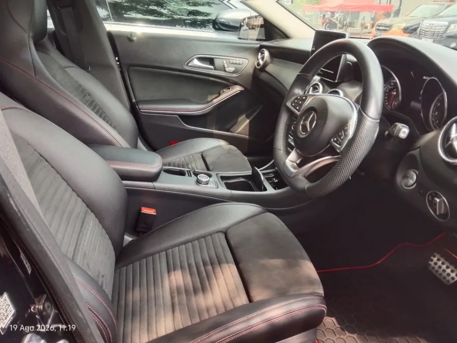 Foto Mobil Bekas Kabin Depan Mercedes-Benz CLA200 1.6 tahun 2018
