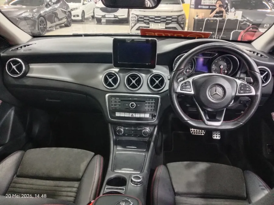 Foto Mobil Bekas Dashboard Mercedes-Benz CLA200 1.6 AMG tahun 2016