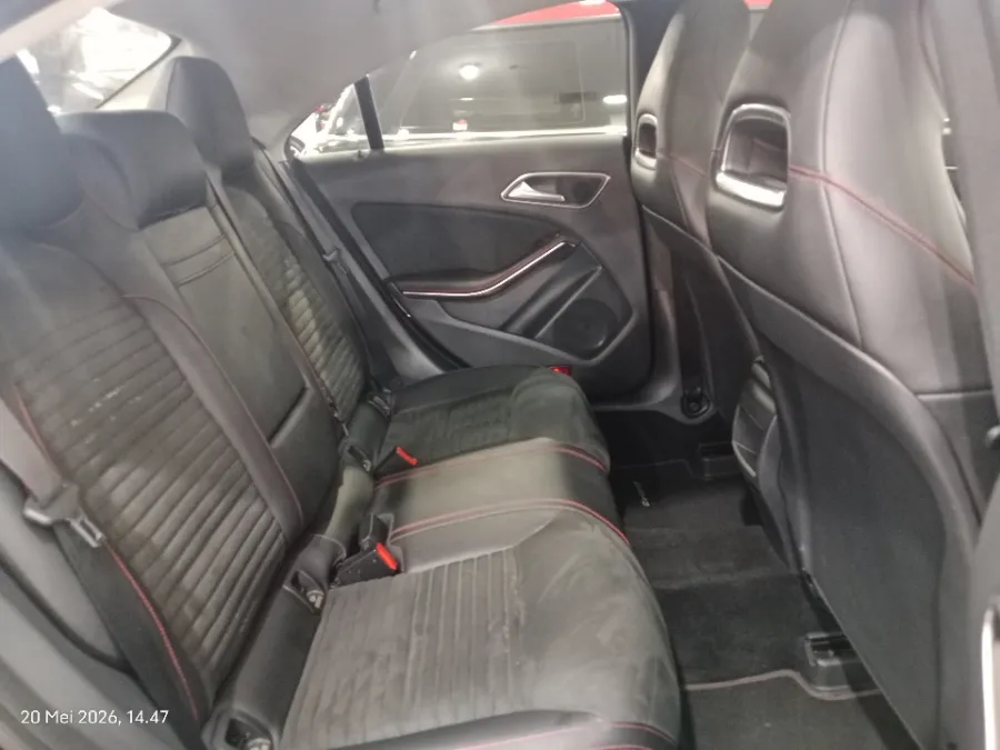 Foto Mobil Bekas Kabin Belakang Mercedes-Benz CLA200 1.6 AMG tahun 2016