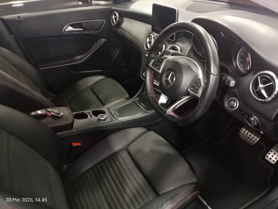 Foto Mobil Bekas Kabin Depan Mercedes-Benz CLA200 1.6 AMG tahun 2016