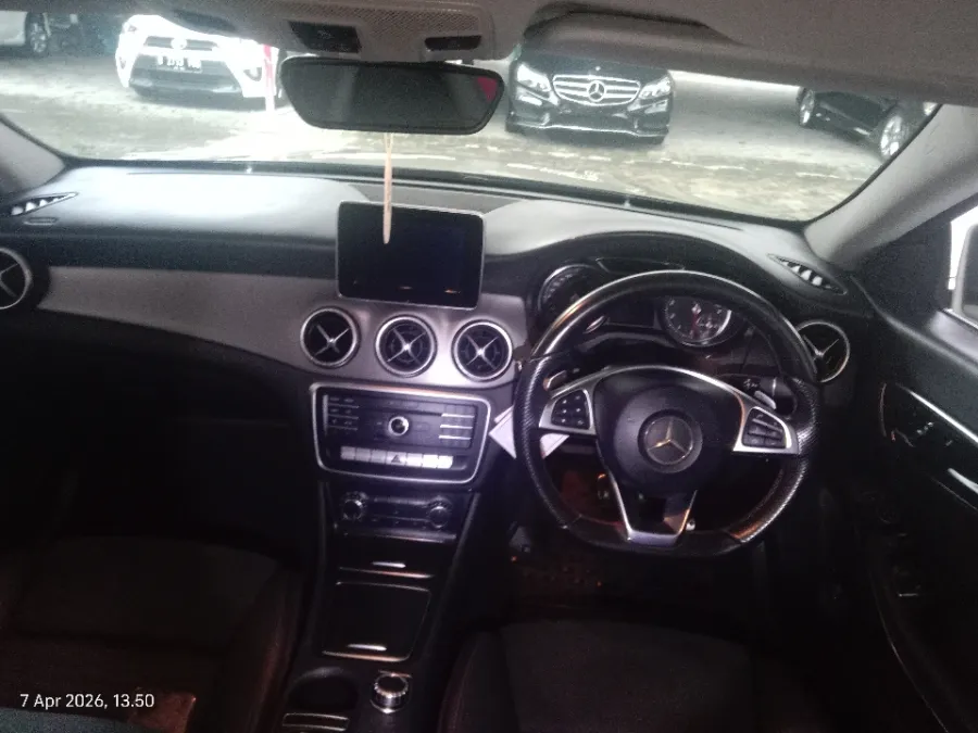 Foto Mobil Bekas Dashboard Mercedes-Benz CLA200 1.6 AMG tahun 2017