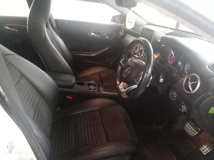 Foto Mobil Bekas Kabin Depan Mercedes-Benz CLA200 1.6 AMG tahun 2017