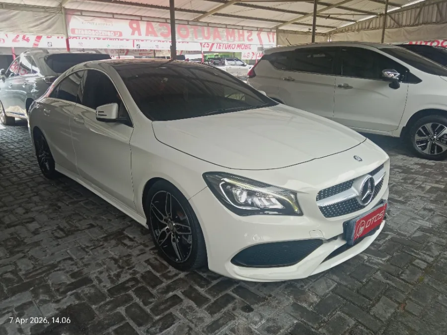 Foto Mobil Bekas Kanan Depan Mercedes-Benz CLA200 1.6 AMG tahun 2017