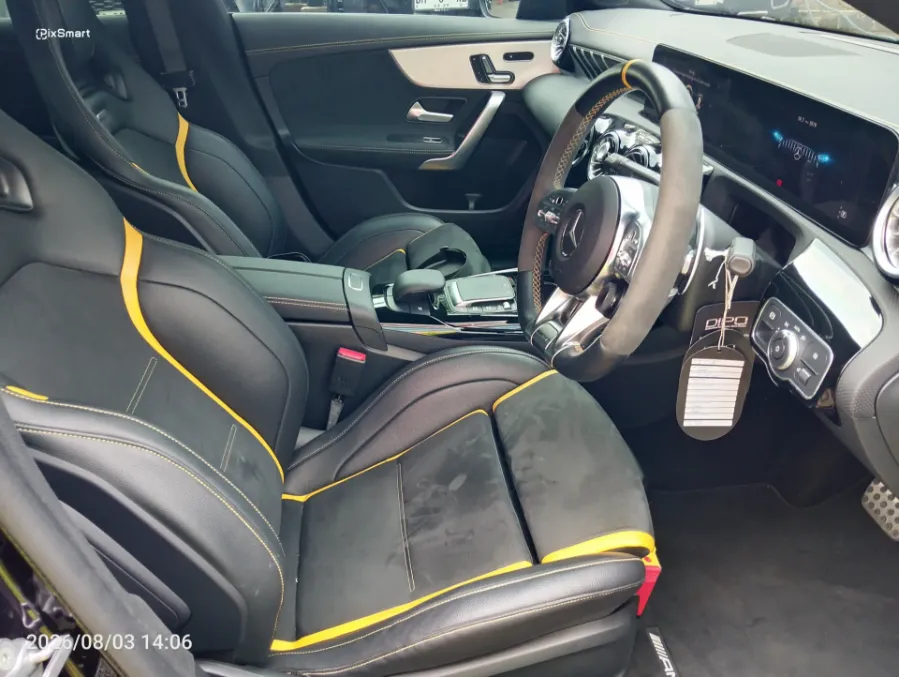 Foto Mobil Bekas Kabin Depan Mercedes-Benz CLA45 2.0 AMG tahun 2022