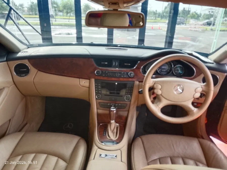 Foto Mobil Bekas Dashboard Mercedes-Benz CLS350 3.5 tahun 2005