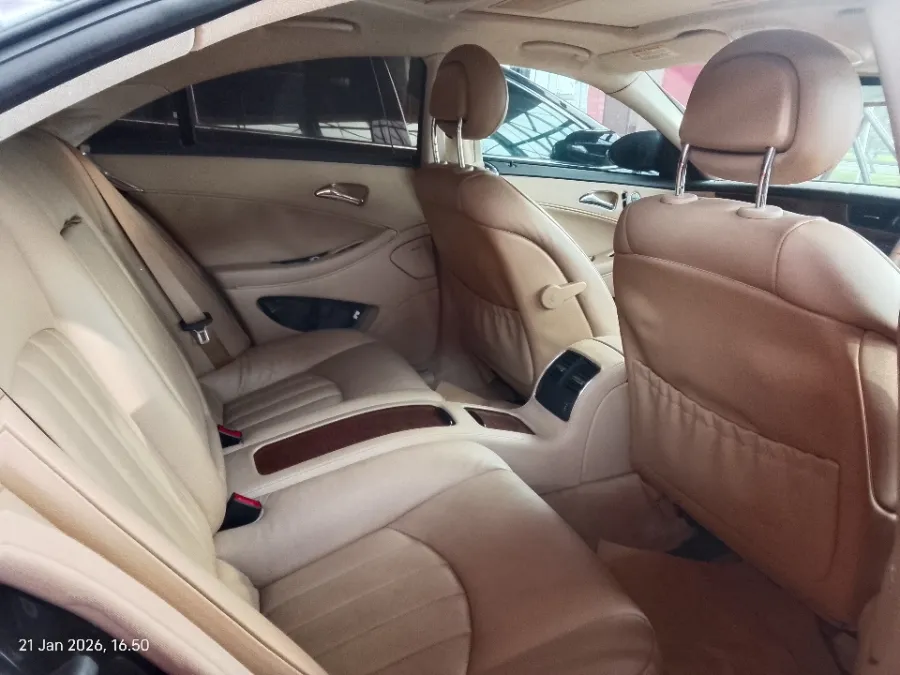 Foto Mobil Bekas Kabin Belakang Mercedes-Benz CLS350 3.5 tahun 2005