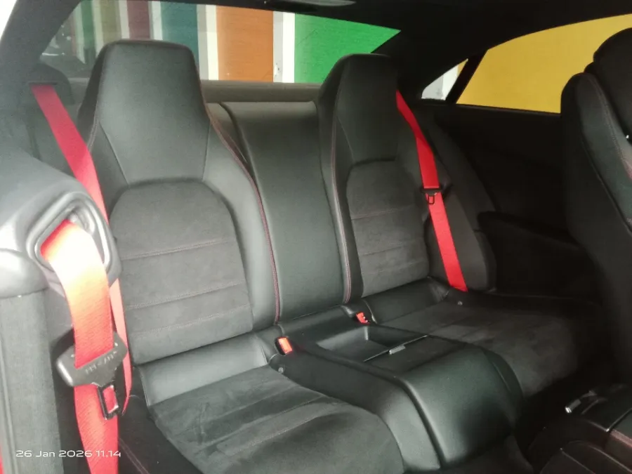 Foto Mobil Bekas Kabin Belakang Mercedes-Benz E200 2.0 tahun 2014