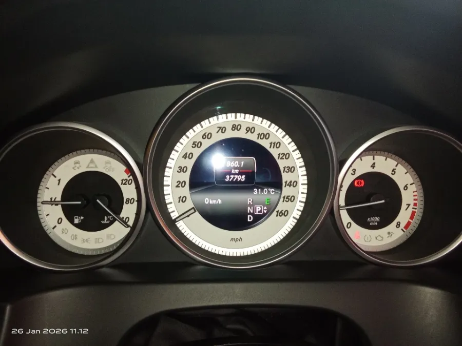 Foto Mobil Bekas Odometer Mercedes-Benz E200 2.0 tahun 2014