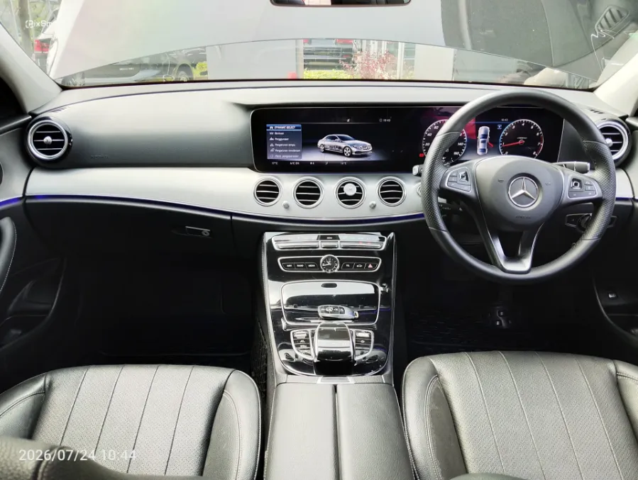 Foto Mobil Bekas Dashboard Mercedes-Benz E200 2.0 tahun 2018