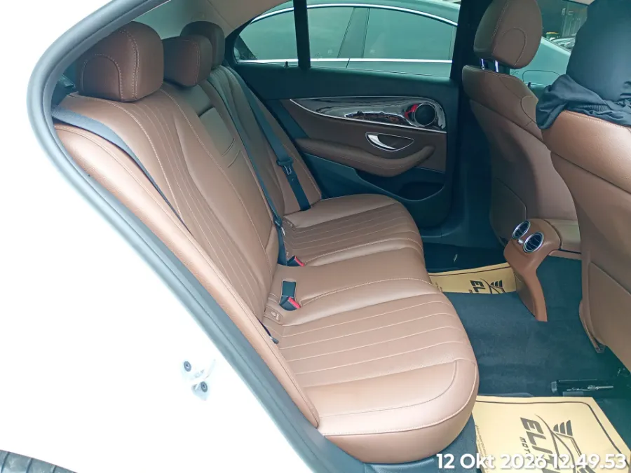 Foto Mobil Bekas Kabin Belakang Mercedes-Benz E200 2.0 tahun 2023