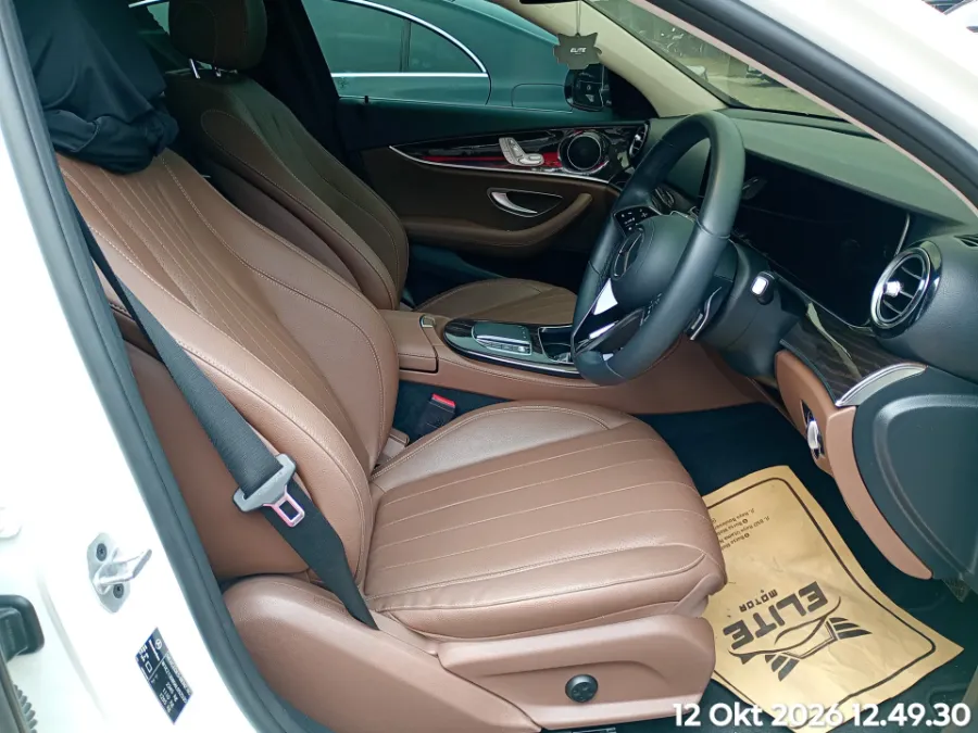 Foto Mobil Bekas Kabin Depan Mercedes-Benz E200 2.0 tahun 2023