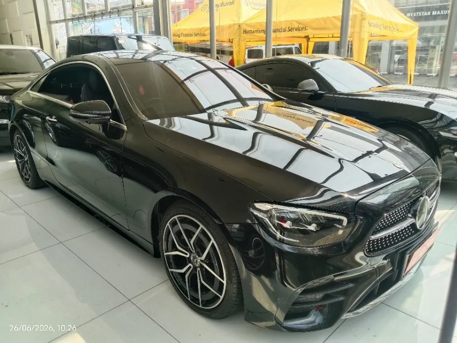 Foto Mobil Bekas Kanan Depan Mercedes-Benz E200 2.0 tahun 2023