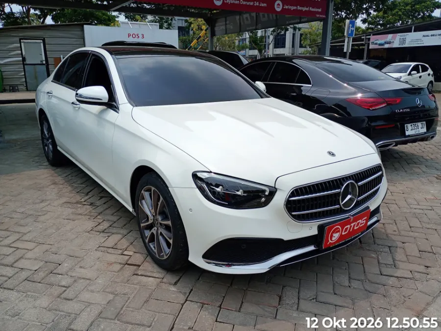 Foto Mobil Bekas Kanan Depan Mercedes-Benz E200 2.0 tahun 2023