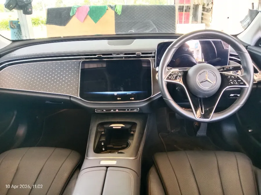 Foto Mobil Bekas Dashboard Mercedes-Benz E200 2.0 tahun 2024