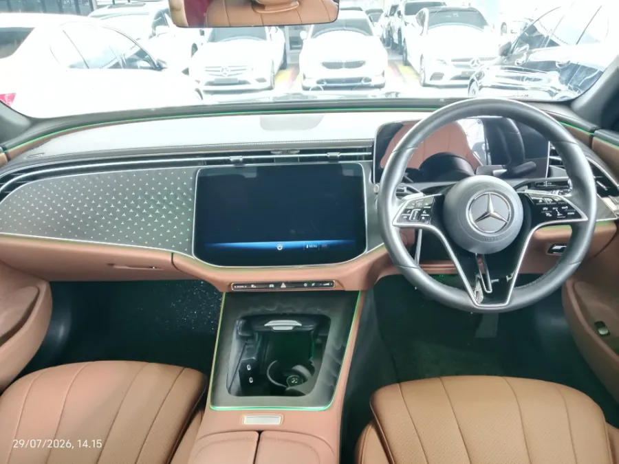 Foto Mobil Bekas Dashboard Mercedes-Benz E200 2.0 tahun 2024