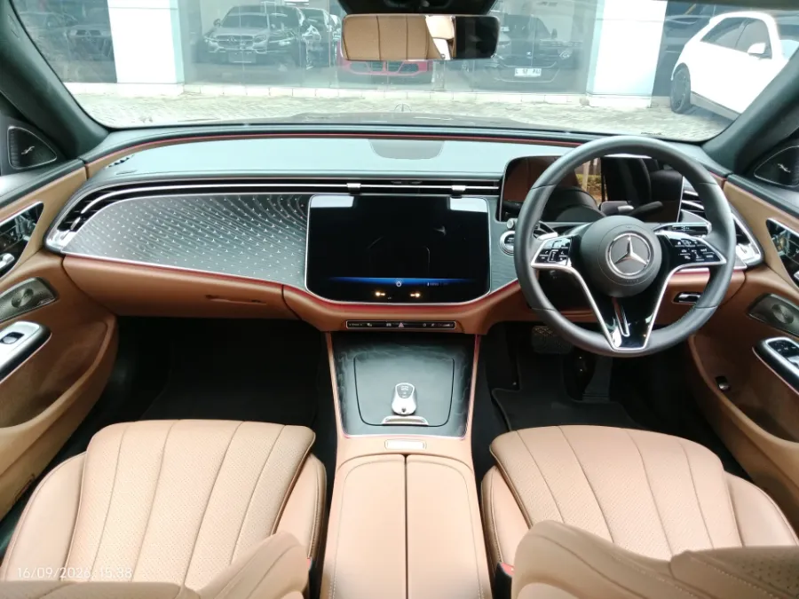 Foto Mobil Bekas Dashboard Mercedes-Benz E200 2.0 tahun 2024