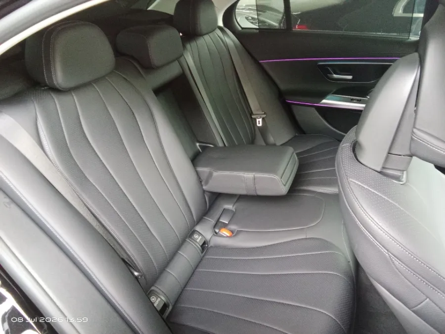 Foto Mobil Bekas Kabin Belakang Mercedes-Benz E200 2.0 tahun 2024
