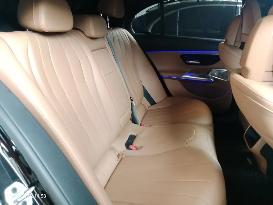Foto Mobil Bekas Kabin Belakang Mercedes-Benz E200 2.0 tahun 2024