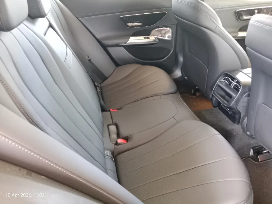 Foto Mobil Bekas Kabin Belakang Mercedes-Benz E200 2.0 tahun 2024