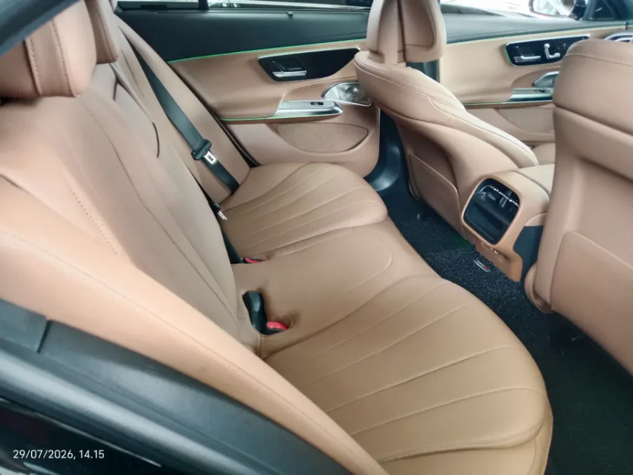 Foto Mobil Bekas Kabin Belakang Mercedes-Benz E200 2.0 tahun 2024