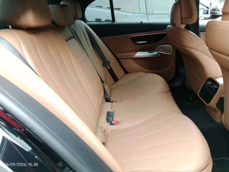 Foto Mobil Bekas Kabin Belakang Mercedes-Benz E200 2.0 tahun 2024