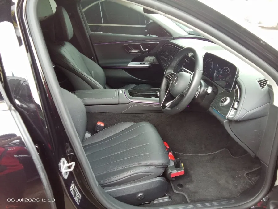 Foto Mobil Bekas Kabin Depan Mercedes-Benz E200 2.0 tahun 2024