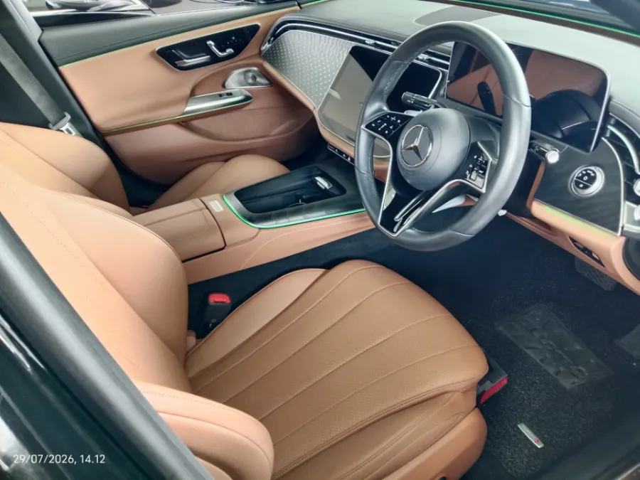 Foto Mobil Bekas Kabin Depan Mercedes-Benz E200 2.0 tahun 2024