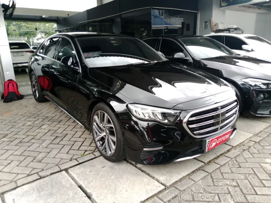 Foto Mobil Bekas Kanan Depan Mercedes-Benz E200 2.0 tahun 2024