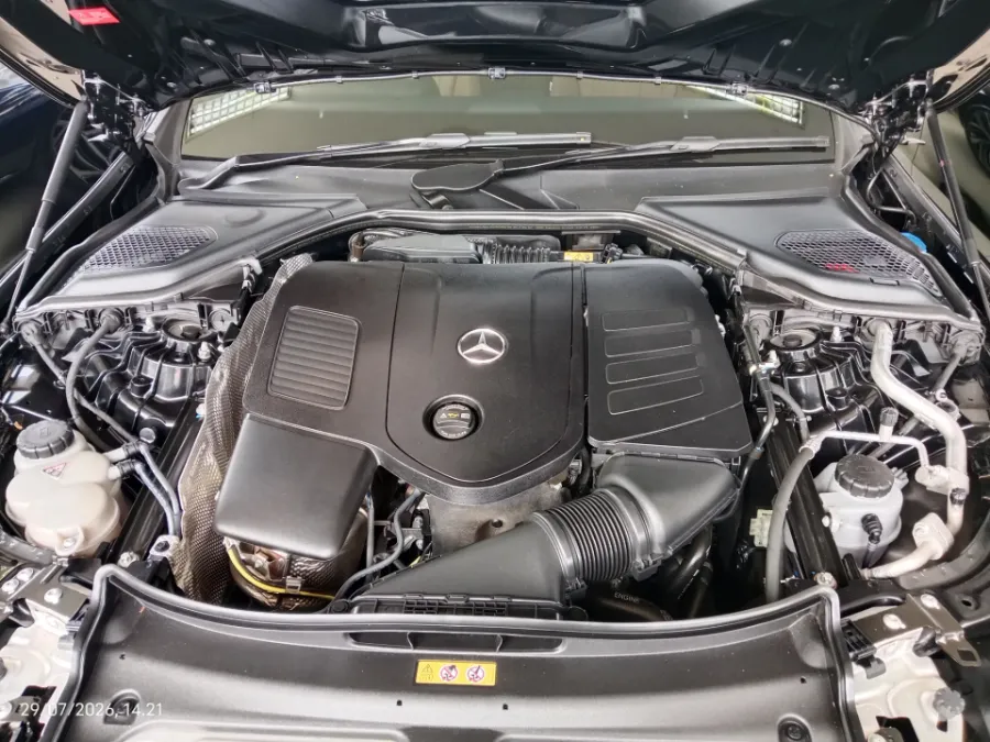 Foto Mobil Bekas Mesin Mercedes-Benz E200 2.0 tahun 2024