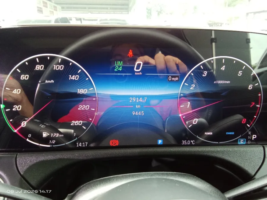 Foto Mobil Bekas Odometer Mercedes-Benz E200 2.0 tahun 2024