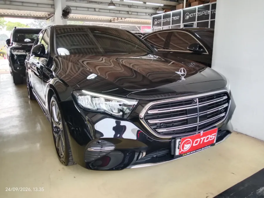 Foto Mobil Bekas Kanan Depan Mercedes-Benz E200 2.0 tahun 2025