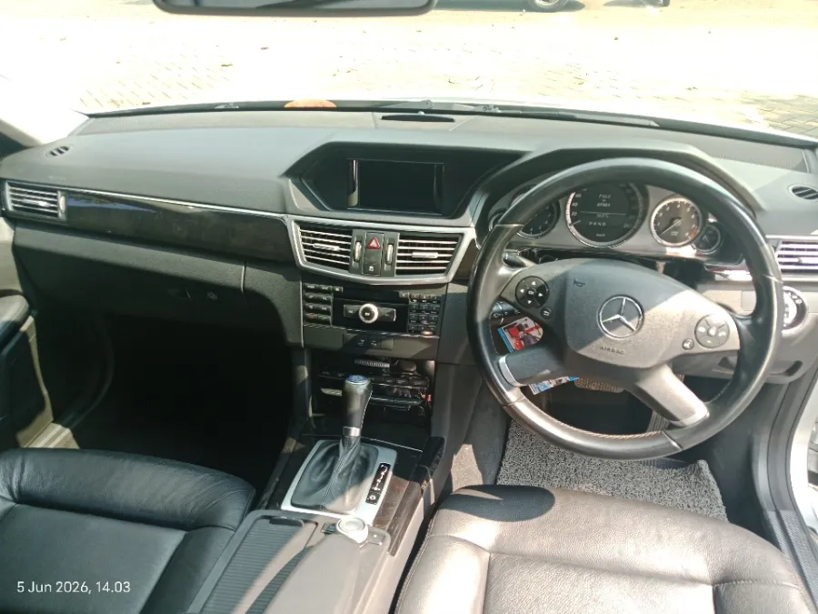 Foto Mobil Bekas Dashboard Mercedes-Benz E250 1.8 CGI tahun 2010
