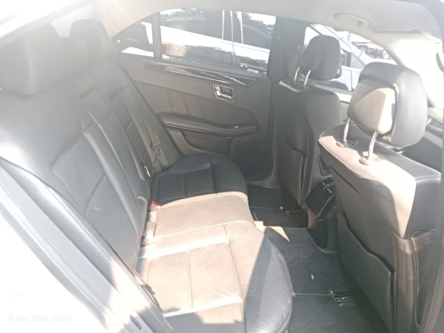 Foto Mobil Bekas Kabin Belakang Mercedes-Benz E250 1.8 CGI tahun 2010