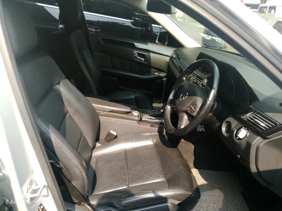 Foto Mobil Bekas Kabin Depan Mercedes-Benz E250 1.8 CGI tahun 2010