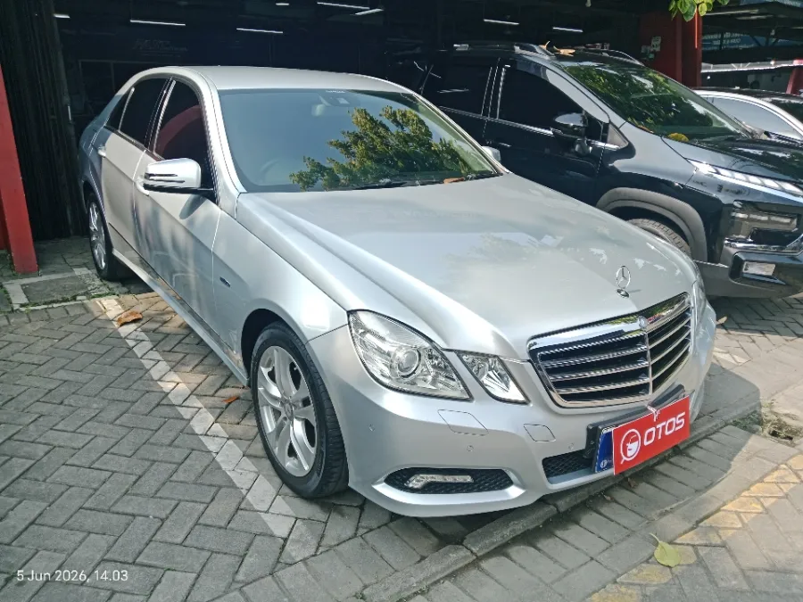 Foto Mobil Bekas Kanan Depan Mercedes-Benz E250 1.8 CGI tahun 2010
