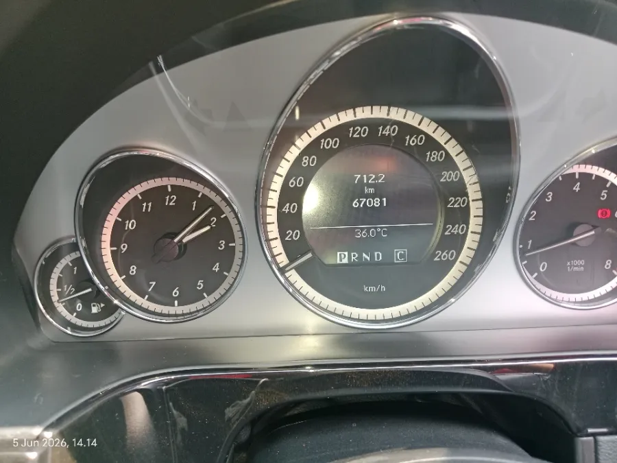 Foto Mobil Bekas Odometer Mercedes-Benz E250 1.8 CGI tahun 2010