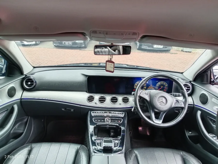 Foto Mobil Bekas Dashboard Mercedes-Benz E250 2.0 tahun 2017